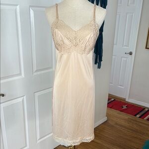 Vintage 80s Nude / Cream Lace Trim Slip Dress by Vassarette sz S / 34A